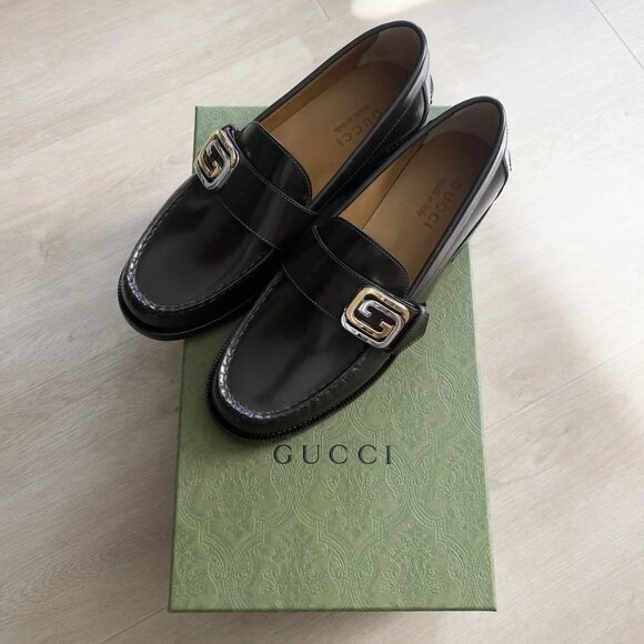 Gucci Logo Plague Leather Loafers - Picture 1 of 10
